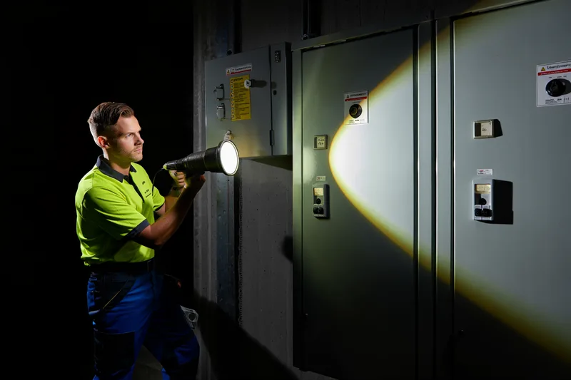 Elektriker Notdienst – Fachkraft am Sicherungskasten bei einem Notfalleinsatz